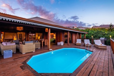 Varangue avec piscine vue mer et montagne 