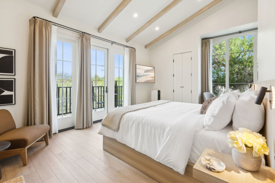 King-size bed, sleeps 2, seating area, and 55