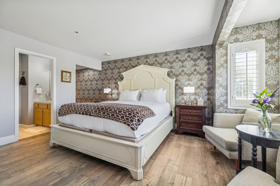 King-size bed, sleeps 2, DirecTV subscription, fireplace