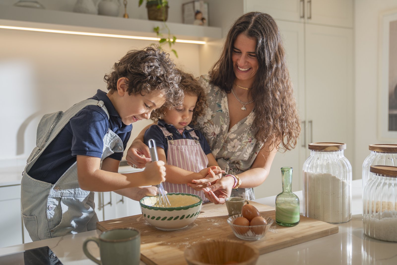Family cooking together in the kitchen at Quinta Marefe