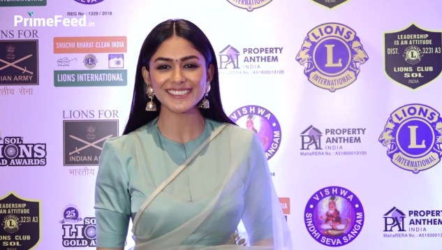 Mrunal Thakur Is A Vision In Her Contemporary Saree Avatar Charmboard Dailyhunt A handspun cotton by cotton, handwoven, brick red advika jamdani checquered cotton saree in natural dyes. dailyhunt