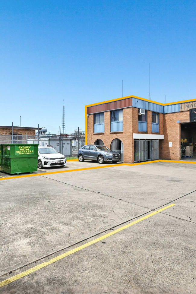1/2 Field Close Moorebank NSW 2170