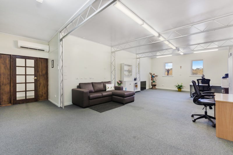 Click to view all images 74D Sydney Street Kilmore VIC 3764 - Image 2