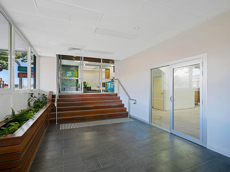 Click to view all images 2/270 Ruthven Street Toowoomba QLD 4350 - Image 3