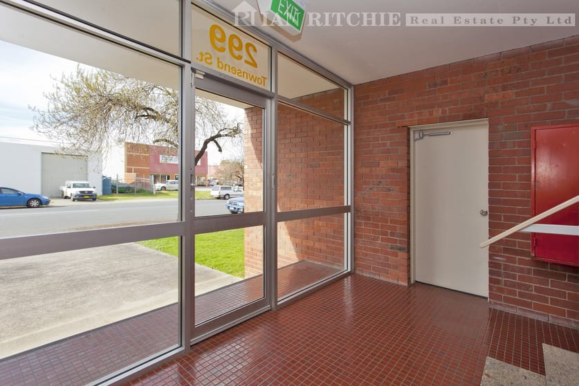 Click to view all images 1/299 Townsend Street Albury NSW 2640 - Image 3