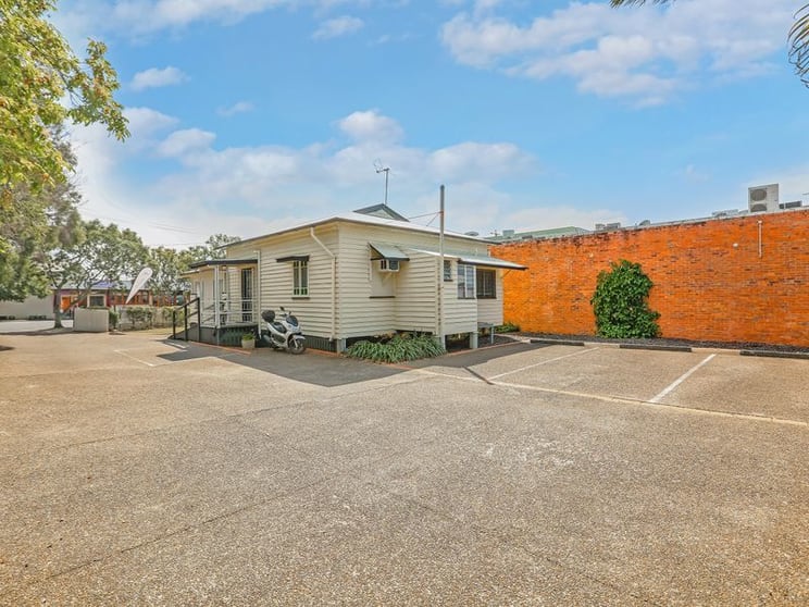 Click to view all images 10 Park Terrace Sherwood QLD 4075 - Image 2