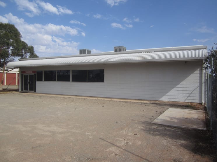 Click to view all images 16 Gosse St Roxby Downs SA 5725 - Image 2