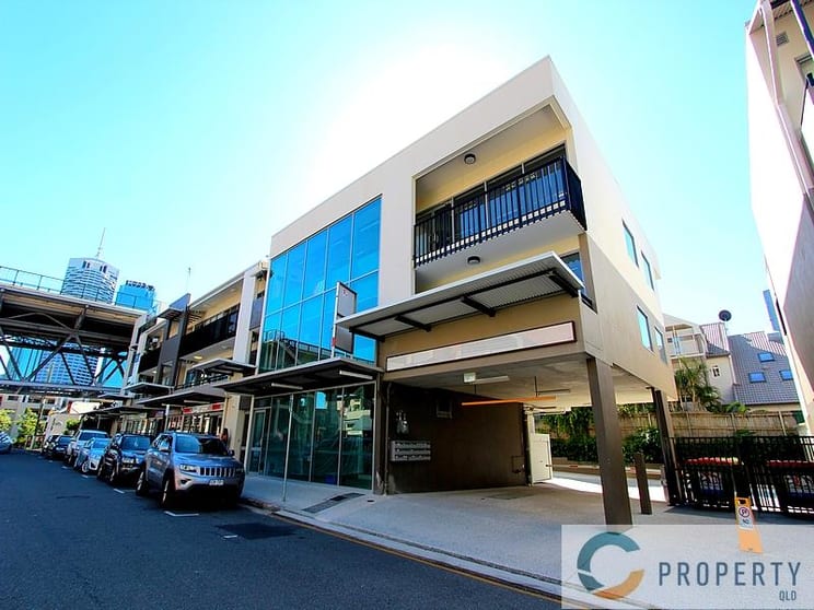 Click to view all images 22 Baildon Street Kangaroo Point QLD 4169 - Image 1
