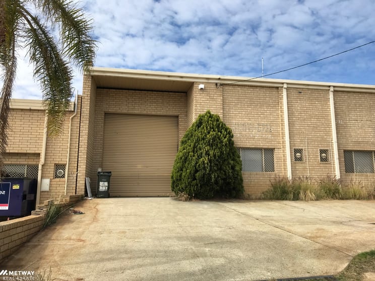 Click to view all images 17 Zeta Crescent O'connor WA 6163 - Image 2