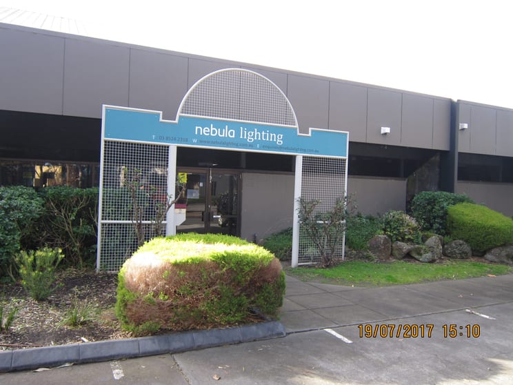Click to view all images 2 Holly Drive Dingley Village VIC 3172 - Image 1