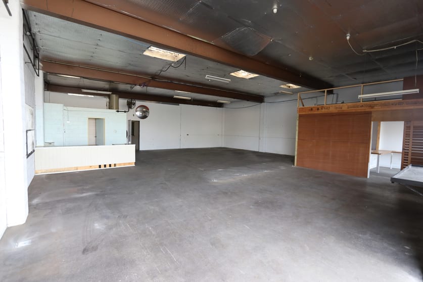 Click to view all images 6 Leonard Parade Currumbin Waters QLD 4223 - Image 2