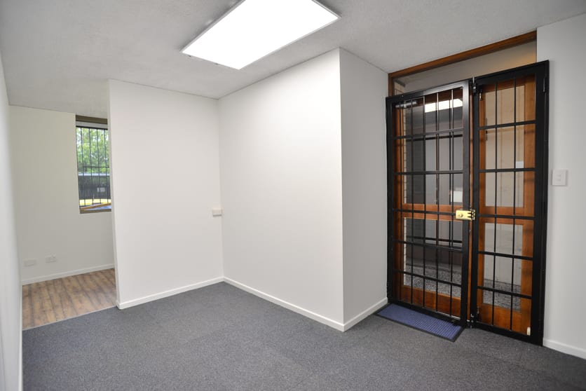Click to view all images 29 Cinderella Drive Springwood QLD 4127 - Image 3