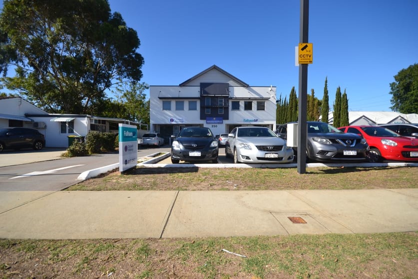 Click to view all images 2/250 Fulham Street Belmont WA 6104 - Image 2