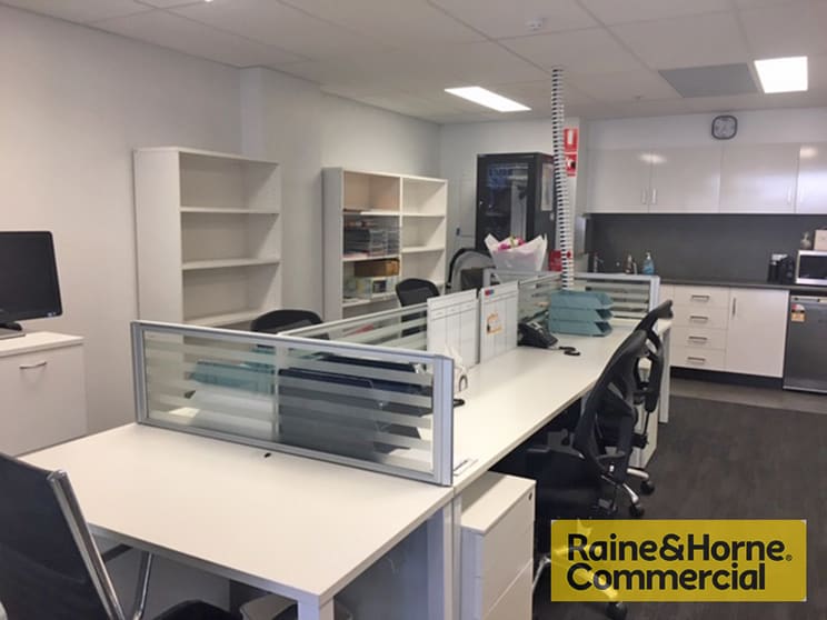 Click to view all images 1/153 Racecourse Road Ascot QLD 4007 - Image 3