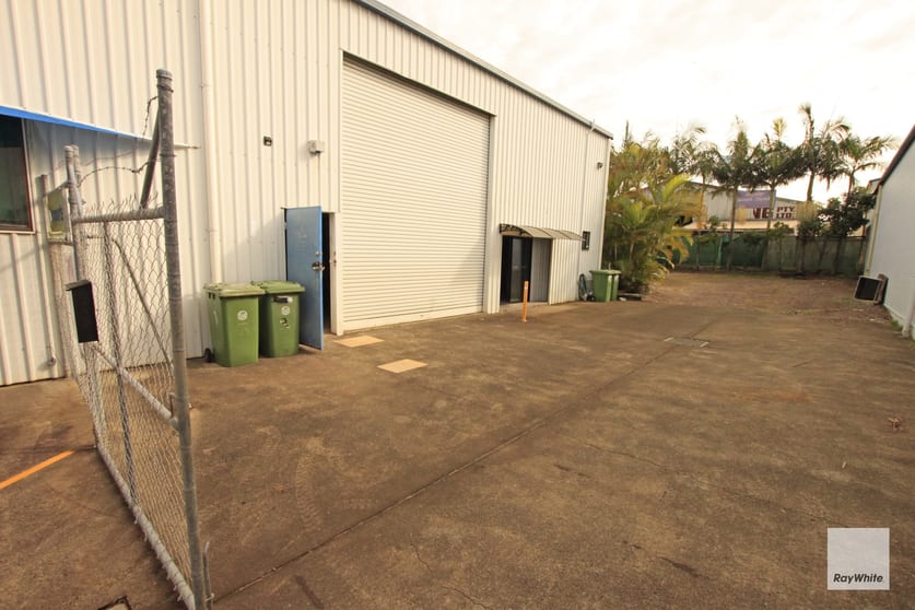 Click to view all images 2/3 Lynne Street Caloundra West QLD 4551 - Image 2