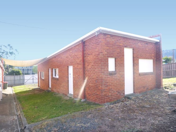 Click to view all images 4/9 Dampier Street Warrane TAS 7018 - Image 2