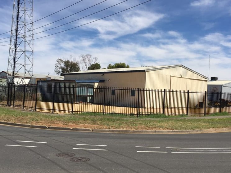 Click to view all images 7 Barfield Crescent Edinburgh North SA 5113 - Image 2