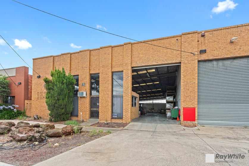 Click to view all images 48 Taunton Drive Cheltenham VIC 3192 - Image 2