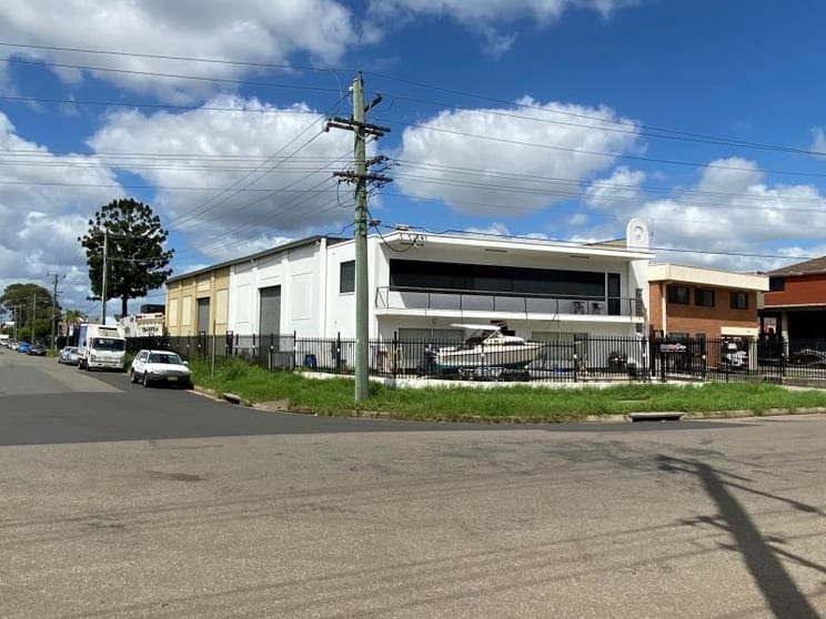 Click to view all images Freestanding 960 m2/10 Kelso Crescent Moorebank NSW 2170 - Image 1