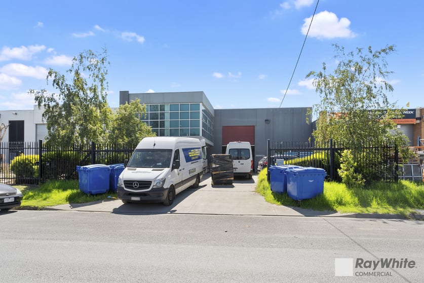 Click to view all images 18 Regal Drive Springvale VIC 3171 - Image 2
