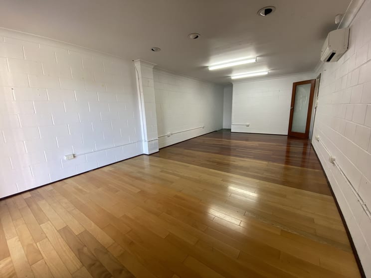 4/4 Hutchinson Street Burleigh Heads QLD 4220 - Image 2