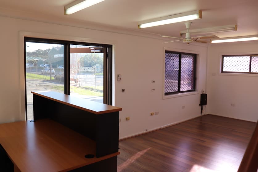 Click to view all images 1/5 Glastonbury Avenue Unanderra NSW 2526 - Image 3