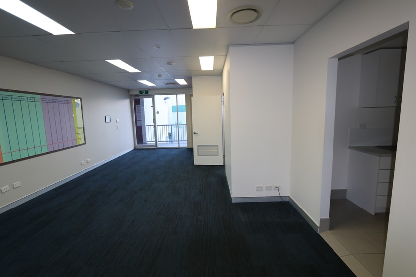 Click to view all images 10/79 West Burleigh Road Burleigh Heads QLD 4220 - Image 3