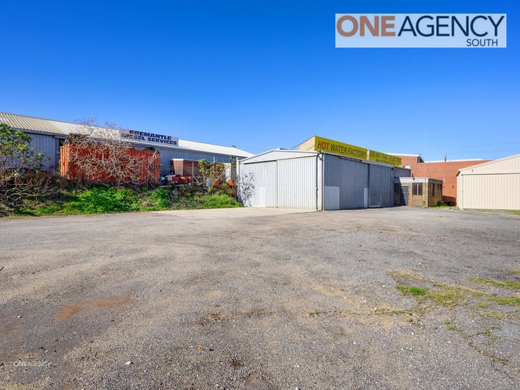 Click to view all images 3 Strang Court Beaconsfield WA 6162 - Image 3