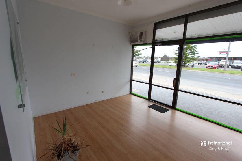 Click to view all images 237 Esplanade Lakes Entrance VIC 3909 - Image 3