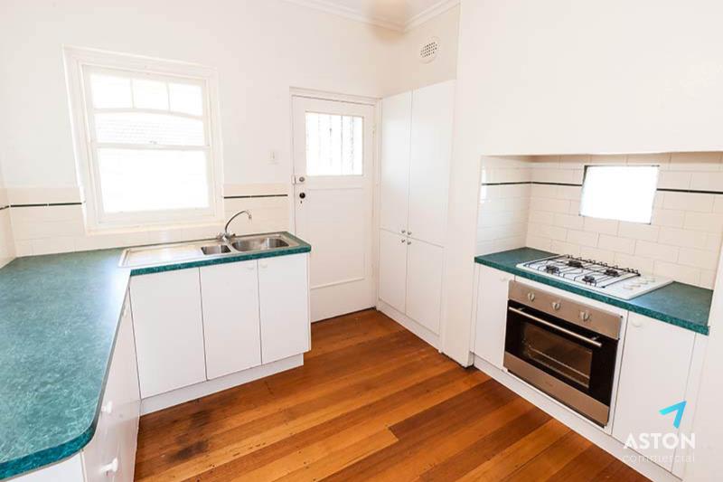 Click to view all images 2/4 Williams Road Prahran VIC 3181 - Image 2