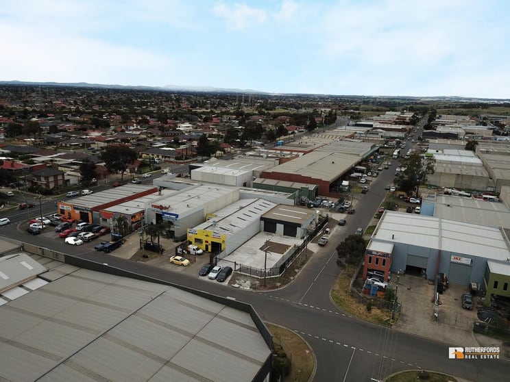 Click to view all images 118 Munro Avenue Sunshine North VIC 3020 - Image 2