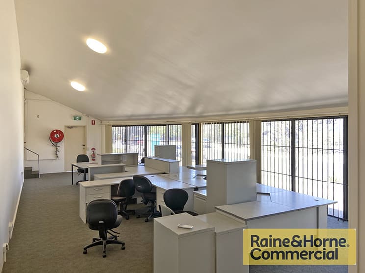 Click to view all images 1/11 Combarton Street Brendale QLD 4500 - Image 3