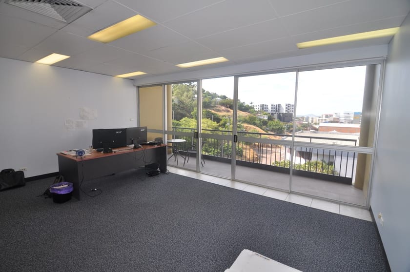 Click to view all images 3/28 Hamilton Street Townsville City QLD 4810 - Image 3