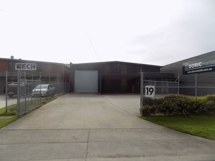 Click to view all images 19 Tarnard Drive Braeside VIC 3195 - Image 1