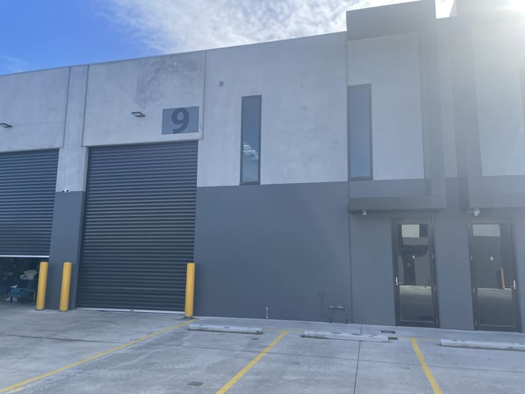 Click to view all images 9/46-48 Aylesbury Drive Altona VIC 3018 - Image 3