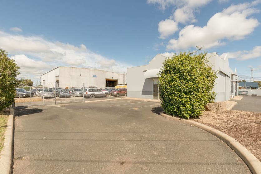 Click to view all images 1/11 Harries Way Pinjarra WA 6208 - Image 2