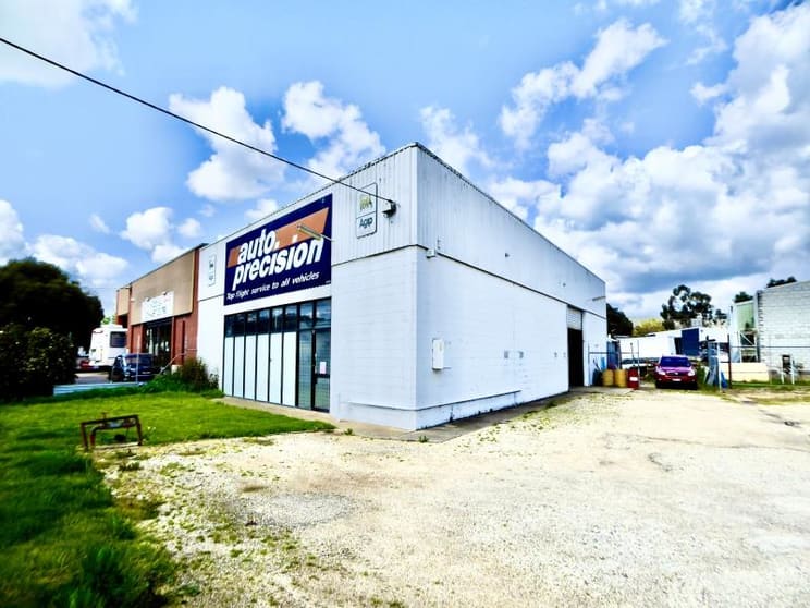 Click to view all images 17 Reid Street Wodonga VIC 3690 - Image 2