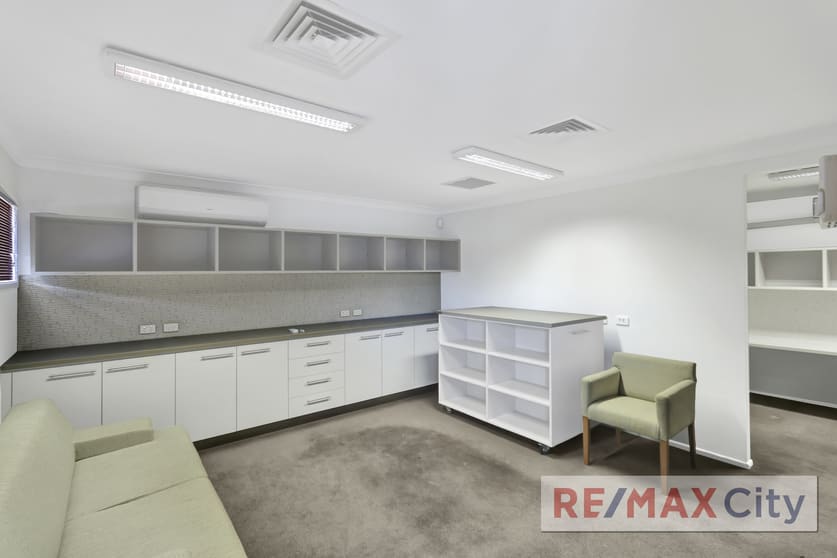 Click to view all images 2166 Logan Road Upper Mount Gravatt QLD 4122 - Image 2