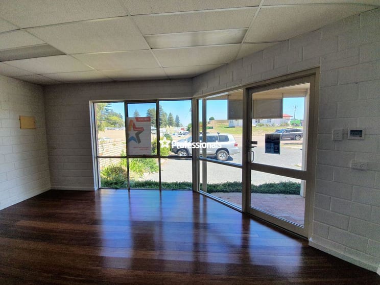 Click to view all images 4/58 Windich Street Esperance WA 6450 - Image 2