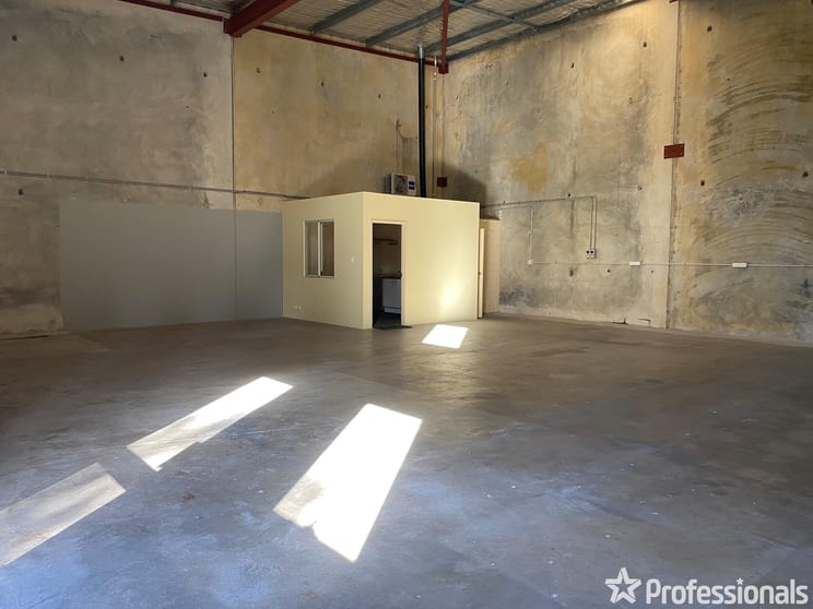 Click to view all images 2/11 Denninup Way Malaga WA 6090 - Image 3