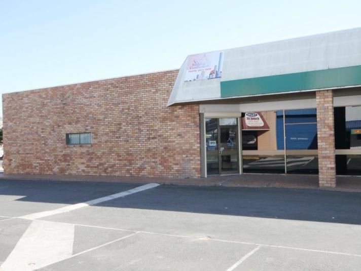 Click to view all images SHOP 2/48 GLADSTONE ROAD Allenstown QLD 4700 - Image 1