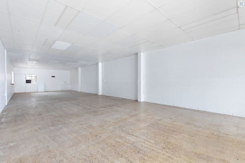 Click to view all images 422 Esplanade Torquay QLD 4655 - Image 3