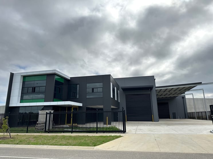 Click to view all images 8 Rainier Crescent Clyde North VIC 3978 - Image 1