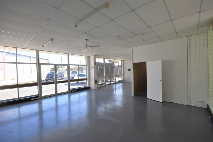 Click to view all images 10-11/39 Union Road Lavington NSW 2641 - Image 3