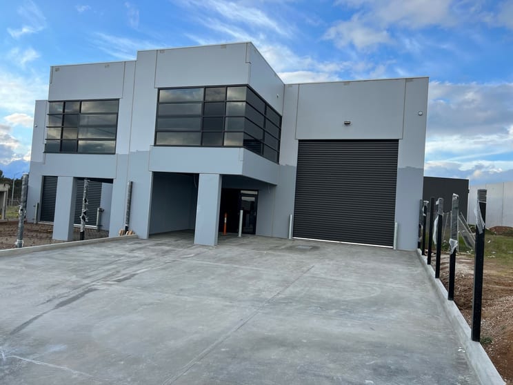 Click to view all images 1 & 2/5 Cobra St Melton VIC 3337 - Image 1