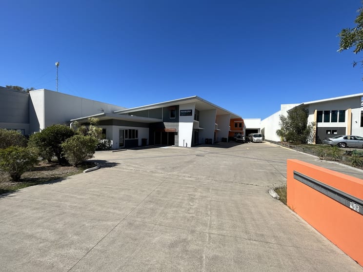 Click to view all images 1/26 Southern Cross Circuit Urangan QLD 4655 - Image 3