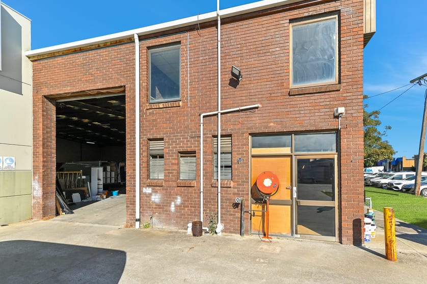 Click to view all images 49 Taunton Drive Cheltenham VIC 3192 - Image 2