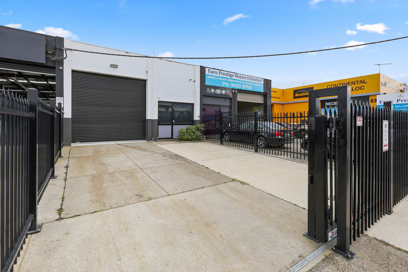 Click to view all images 21 Boundary Road Mordialloc VIC 3195 - Image 1