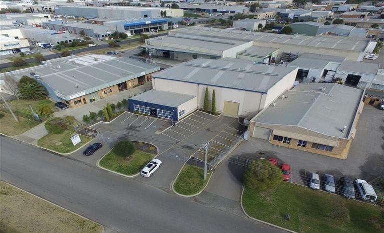 Click to view all images 19 Irvine Drive Malaga WA 6090 - Image 3
