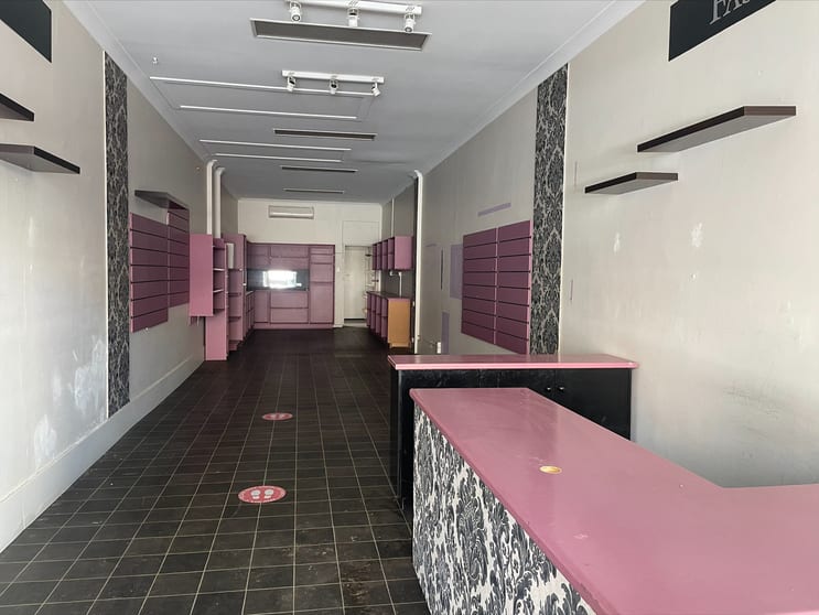 Click to view all images 130 Gray Street Hamilton VIC 3300 - Image 2
